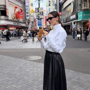 Alejandra Ávila Instagram - Viajar siempre nos da respuestas, no siempre las que nos gustan y no siempre a las preguntas que deseamos.
Kintsugi significa “reparar con oro” y es el arte japonés que utiliza una resina mezclada con polvo de oro para reparar cerámica rota, de esa forma la pieza aunque fracturada tiene ahora más valor que antes. Los viajes para mi son el “Kintsugi” de la vida y pueden repararlo casi todo.