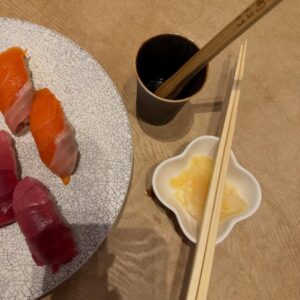 Alejandra Ávila Instagram - Viajar siempre nos da respuestas, no siempre las que nos gustan y no siempre a las preguntas que deseamos.
Kintsugi significa “reparar con oro” y es el arte japonés que utiliza una resina mezclada con polvo de oro para reparar cerámica rota, de esa forma la pieza aunque fracturada tiene ahora más valor que antes. Los viajes para mi son el “Kintsugi” de la vida y pueden repararlo casi todo.