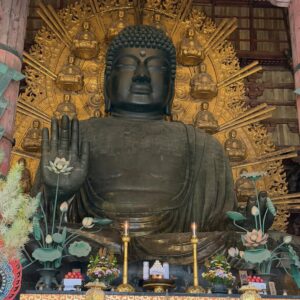 Alejandra Ávila Instagram - Viajar siempre nos da respuestas, no siempre las que nos gustan y no siempre a las preguntas que deseamos.
Kintsugi significa “reparar con oro” y es el arte japonés que utiliza una resina mezclada con polvo de oro para reparar cerámica rota, de esa forma la pieza aunque fracturada tiene ahora más valor que antes. Los viajes para mi son el “Kintsugi” de la vida y pueden repararlo casi todo.
