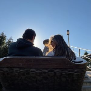 Alejandra Ávila Instagram - Viajar siempre nos da respuestas, no siempre las que nos gustan y no siempre a las preguntas que deseamos.
Kintsugi significa “reparar con oro” y es el arte japonés que utiliza una resina mezclada con polvo de oro para reparar cerámica rota, de esa forma la pieza aunque fracturada tiene ahora más valor que antes. Los viajes para mi son el “Kintsugi” de la vida y pueden repararlo casi todo.