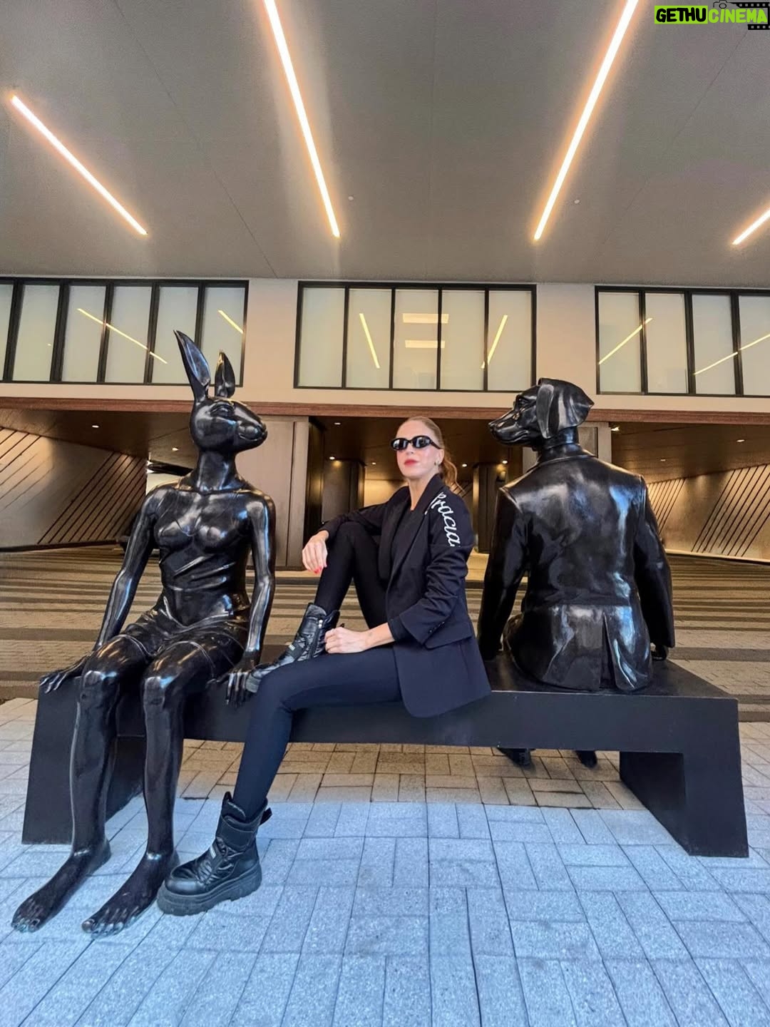 Alejandra Azcárate - 3K Likes - Cuando te tiren a morder los perros, reprodúcete como conejo. Aquí termina mi gira de funciones con 91.8% de aforos agotados en Madrid, Valencia, Santiago de Compostela, Tenerife, Amsterdam, Zurich, Frankfurt, Berlín, Lyon, Milán, Ciudad de Panamá, Ciudad de México, Sto Domingo, San José de Costa Rica, Caracas, Santiago de Chile, Buenos Aires, Miami, Orlando, Weston, Nueva York, Chicago, Houston, Montreal, Calgary, Quebec y Toronto. 
GRACIAS a uds, al público, a los espectadores desde el fondo de mi corazón por haber querido pagar una boleta y ver mi trabajo. Espero haberles ofrecido lo peor de mí cada noche sobre el escenario. GRACIAS a mis productores y nuestros respectivos equipos en cada una de las ciudades: Carlos Chica, Greicy Leal, Johana Moya, Carlos Blassendorf y Patricia Arana. Todo mi amor y gratitud para Daniela Naranjo “Chicle”, por ser la titiritera de cada uno de los tentáculos de este pulpo y la ingeniera de la mitad de mi cerebro. GRACIAS a mi mánager, el dueño del cielo quien desde arriba con el manto de su mamá y sus secuaces con alas me ayudaron cada día para que nuestro trabajo fuera un rotundo éxito. Y GRACIAS a mí por haber sido capaz de levantarme del lodazal al que la maldad humana me invitó a dar un tenebroso paseo para demostrarme a la salida que la verdad es un poder imbatible, la dignidad un valor inquebrantable y el coraje una fuerza indetenible. ¡Salud! 🍸
