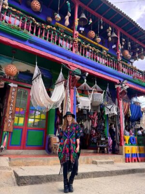 Alejandra Azcárate Instagram - Ráquira, un pueblo colorido, divertido, lleno de artesanías, música carranguera y arepas dulces en uno de los departamentos más hermosos de Colombia, Boyacá.