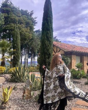 Alejandra Azcárate Instagram - Villa de Leyva, un pueblo colonial absolutamente divino en el que la tentación por devorar las arepas boyacenses es incontenible y recorrer sus calles empedradas es obligatorio. 
•
•
Ruana @papeldepunto