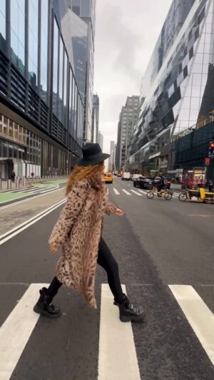 Alejandra Azcárate Instagram - El estilo no implica solo la forma de vestir sino la manera de vivir. 
•
#NewYork