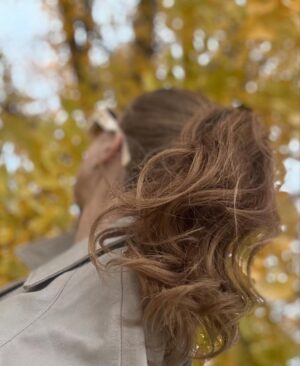 Alejandra Azcárate Instagram - Otoño en Washington, función repleta y hojas amarillas. 
•
•
Abrigo y gafas @studiofcolombia