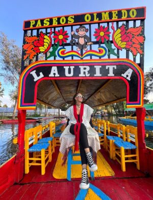 Alejandra Azcárate Instagram - México es punto aparte. Este país además de fascinante es admirable. Aquí honran sus tradiciones, respetan sus ancestros, respetan su origen y se enorgullecen de sus raíces. México es una impronta, tiene identidad. En medio de mi gira por Latinoamérica en la que por cierto he tenido gracias a ustedes mis funciones a reventar en Panamá, San José de Costa Rica, Caracas y Santo Domingo, decidí parar aquí unos días no solo a presentarme en el emblemático Teatro Silvia Pinal, sino a disfrutar por primera vez la celebración del día de muertos. Qué belleza lo que he visto y gozado. Los colores, la música, la delicia de comida, la amabilidad de su gente, las artesanías y sobre todo el significado del homenaje a quienes ya se fueron. Por medio de altares se evocan presencias y recuerdos de aquellas personas que en vida fueron importantes. Fotos, flores y alimentos son usados para enaltecer el pasado sin dolor. Qué lección tan linda, comprender que la verdadera muerte es el olvido, alivia. Tal vez sea así como por fin podamos entender que la memoria es la verdadera fuente del amor. 
•
•
Viaja siempre con @colreservas 
Poncho @xzae.design 
#México #Xochimilco