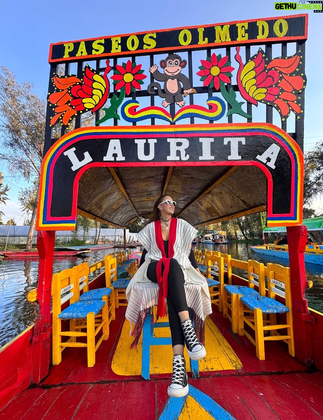 Alejandra Azcárate - 3 Likes - México es punto aparte. Este país además de fascinante es admirable. Aquí honran sus tradiciones, respetan sus ancestros, respetan su origen y se enorgullecen de sus raíces. México es una impronta, tiene identidad. En medio de mi gira por Latinoamérica en la que por cierto he tenido gracias a ustedes mis funciones a reventar en Panamá, San José de Costa Rica, Caracas y Santo Domingo, decidí parar aquí unos días no solo a presentarme en el emblemático Teatro Silvia Pinal, sino a disfrutar por primera vez la celebración del día de muertos. Qué belleza lo que he visto y gozado. Los colores, la música, la delicia de comida, la amabilidad de su gente, las artesanías y sobre todo el significado del homenaje a quienes ya se fueron. Por medio de altares se evocan presencias y recuerdos de aquellas personas que en vida fueron importantes. Fotos, flores y alimentos son usados para enaltecer el pasado sin dolor. Qué lección tan linda, comprender que la verdadera muerte es el olvido, alivia. Tal vez sea así como por fin podamos entender que la memoria es la verdadera fuente del amor. 
•
•
Viaja siempre con @colreservas 
Poncho @xzae.design 
#México #Xochimilco