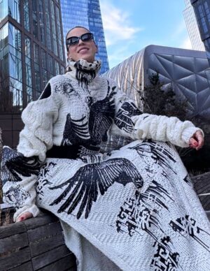 Alejandra Azcárate Instagram - Nueva York y yo hemos tenido una relación de severos altibajos. He pasado de la fascinación al fastidio y del encantamiento al asco de un viaje a otro. Es una ciudad que al igual que la vida, me ha parado al borde de los extremos. Tuve la oportunidad de venir siendo niña y puberta a pasar varias vacaciones, luego la visité durante mi época universitaria en Boston, regresé más adelante con familia y amigos por ocio, también por trabajo e incluso por negocio ya que aquí solía comprar gran parte de la ropa que vendía en mi inolvidable almacén llamado “Cuchitril”. No siendo suficiente, me trajeron de HBO elegida como imagen de la moda latinoamericana al lanzamiento de la nueva versión de “Sex and the City” y para rematar he tenido la fortuna de haber llenado aquí teatros con mis monólogos. Sin embargo la última vez me fui defraudada por la dejadez, la suciedad y la invasión de ratas. Tuve que caminar entre muchas de ellas para llegar hasta mi hotel en Soho y lo que parecía de lejos una jauría de pequeños perros ante la luz de los faroles en ambos andenes, resultó ser una comarca de asquerosos roedores que me pusieron a prueba frente al repudio. No quise volver, di por cerrado mi vínculo y cancelé toda opción de regreso. Sin embargo este año mis productores me propusieron hacer de nuevo una función aquí y aunque acepté con cierta reticencia, terminó siendo un gran acierto no solo por los excelentes resultados laborales sino por la apertura a nueva experiencia. Pasear cogida de la mano de mi amor, reírme en medio del caos, comprar ropa de diseñadores alternativos y emergentes, mirar los rascacielos con asombro y comer en sitios desconocidos, me pareció una justa reconciliación. Vi la ciudad linda, luminosa, divertida y única. Al parecer hay que volver al mismo sitio para darse cuenta cuánto ha cambiado uno porque aunque ella sigue siendo la misma, yo no. Se acabó el tiempo gris y volvió la belleza. Hicimos las paces y lo que me permitió establecer el reencuentro, sin duda fue la compañía. No hay viaje más maravilloso que el que se hace con quien se quiere. Aplica para todos los aspectos de la vida. 
Pd: No vi ni un solo ratón. 
•
Saco/vestido @cubel_official