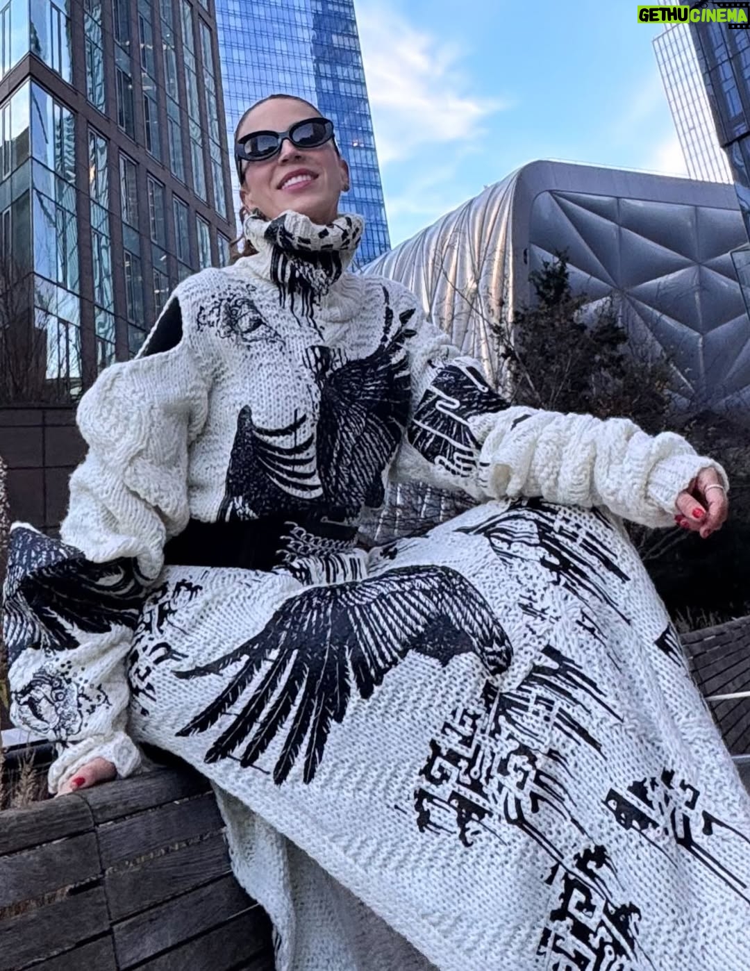 Alejandra Azcárate - 3 Likes - Nueva York y yo hemos tenido una relación de severos altibajos. He pasado de la fascinación al fastidio y del encantamiento al asco de un viaje a otro. Es una ciudad que al igual que la vida, me ha parado al borde de los extremos. Tuve la oportunidad de venir siendo niña y puberta a pasar varias vacaciones, luego la visité durante mi época universitaria en Boston, regresé más adelante con familia y amigos por ocio, también por trabajo e incluso por negocio ya que aquí solía comprar gran parte de la ropa que vendía en mi inolvidable almacén llamado “Cuchitril”. No siendo suficiente, me trajeron de HBO elegida como imagen de la moda latinoamericana al lanzamiento de la nueva versión de “Sex and the City” y para rematar he tenido la fortuna de haber llenado aquí teatros con mis monólogos. Sin embargo la última vez me fui defraudada por la dejadez, la suciedad y la invasión de ratas. Tuve que caminar entre muchas de ellas para llegar hasta mi hotel en Soho y lo que parecía de lejos una jauría de pequeños perros ante la luz de los faroles en ambos andenes, resultó ser una comarca de asquerosos roedores que me pusieron a prueba frente al repudio. No quise volver, di por cerrado mi vínculo y cancelé toda opción de regreso. Sin embargo este año mis productores me propusieron hacer de nuevo una función aquí y aunque acepté con cierta reticencia, terminó siendo un gran acierto no solo por los excelentes resultados laborales sino por la apertura a nueva experiencia. Pasear cogida de la mano de mi amor, reírme en medio del caos, comprar ropa de diseñadores alternativos y emergentes, mirar los rascacielos con asombro y comer en sitios desconocidos, me pareció una justa reconciliación. Vi la ciudad linda, luminosa, divertida y única. Al parecer hay que volver al mismo sitio para darse cuenta cuánto ha cambiado uno porque aunque ella sigue siendo la misma, yo no. Se acabó el tiempo gris y volvió la belleza. Hicimos las paces y lo que me permitió establecer el reencuentro, sin duda fue la compañía. No hay viaje más maravilloso que el que se hace con quien se quiere. Aplica para todos los aspectos de la vida. 
Pd: No vi ni un solo ratón. 
•
Saco/vestido @cubel_official
