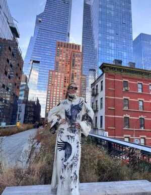 Alejandra Azcárate Instagram - Nueva York y yo hemos tenido una relación de severos altibajos. He pasado de la fascinación al fastidio y del encantamiento al asco de un viaje a otro. Es una ciudad que al igual que la vida, me ha parado al borde de los extremos. Tuve la oportunidad de venir siendo niña y puberta a pasar varias vacaciones, luego la visité durante mi época universitaria en Boston, regresé más adelante con familia y amigos por ocio, también por trabajo e incluso por negocio ya que aquí solía comprar gran parte de la ropa que vendía en mi inolvidable almacén llamado “Cuchitril”. No siendo suficiente, me trajeron de HBO elegida como imagen de la moda latinoamericana al lanzamiento de la nueva versión de “Sex and the City” y para rematar he tenido la fortuna de haber llenado aquí teatros con mis monólogos. Sin embargo la última vez me fui defraudada por la dejadez, la suciedad y la invasión de ratas. Tuve que caminar entre muchas de ellas para llegar hasta mi hotel en Soho y lo que parecía de lejos una jauría de pequeños perros ante la luz de los faroles en ambos andenes, resultó ser una comarca de asquerosos roedores que me pusieron a prueba frente al repudio. No quise volver, di por cerrado mi vínculo y cancelé toda opción de regreso. Sin embargo este año mis productores me propusieron hacer de nuevo una función aquí y aunque acepté con cierta reticencia, terminó siendo un gran acierto no solo por los excelentes resultados laborales sino por la apertura a nueva experiencia. Pasear cogida de la mano de mi amor, reírme en medio del caos, comprar ropa de diseñadores alternativos y emergentes, mirar los rascacielos con asombro y comer en sitios desconocidos, me pareció una justa reconciliación. Vi la ciudad linda, luminosa, divertida y única. Al parecer hay que volver al mismo sitio para darse cuenta cuánto ha cambiado uno porque aunque ella sigue siendo la misma, yo no. Se acabó el tiempo gris y volvió la belleza. Hicimos las paces y lo que me permitió establecer el reencuentro, sin duda fue la compañía. No hay viaje más maravilloso que el que se hace con quien se quiere. Aplica para todos los aspectos de la vida. 
Pd: No vi ni un solo ratón. 
•
Saco/vestido @cubel_official