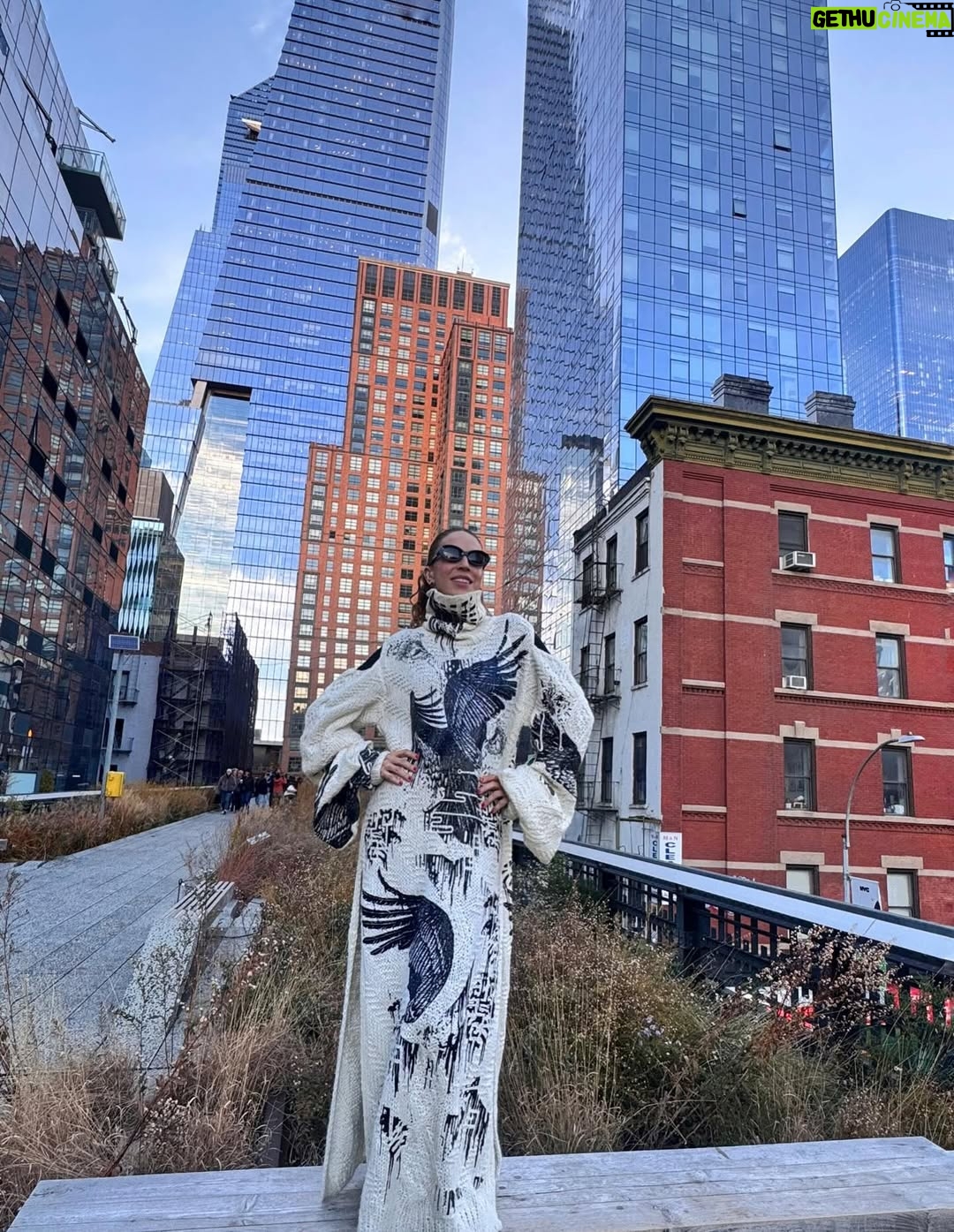 Alejandra Azcárate - 3 Likes - Nueva York y yo hemos tenido una relación de severos altibajos. He pasado de la fascinación al fastidio y del encantamiento al asco de un viaje a otro. Es una ciudad que al igual que la vida, me ha parado al borde de los extremos. Tuve la oportunidad de venir siendo niña y puberta a pasar varias vacaciones, luego la visité durante mi época universitaria en Boston, regresé más adelante con familia y amigos por ocio, también por trabajo e incluso por negocio ya que aquí solía comprar gran parte de la ropa que vendía en mi inolvidable almacén llamado “Cuchitril”. No siendo suficiente, me trajeron de HBO elegida como imagen de la moda latinoamericana al lanzamiento de la nueva versión de “Sex and the City” y para rematar he tenido la fortuna de haber llenado aquí teatros con mis monólogos. Sin embargo la última vez me fui defraudada por la dejadez, la suciedad y la invasión de ratas. Tuve que caminar entre muchas de ellas para llegar hasta mi hotel en Soho y lo que parecía de lejos una jauría de pequeños perros ante la luz de los faroles en ambos andenes, resultó ser una comarca de asquerosos roedores que me pusieron a prueba frente al repudio. No quise volver, di por cerrado mi vínculo y cancelé toda opción de regreso. Sin embargo este año mis productores me propusieron hacer de nuevo una función aquí y aunque acepté con cierta reticencia, terminó siendo un gran acierto no solo por los excelentes resultados laborales sino por la apertura a nueva experiencia. Pasear cogida de la mano de mi amor, reírme en medio del caos, comprar ropa de diseñadores alternativos y emergentes, mirar los rascacielos con asombro y comer en sitios desconocidos, me pareció una justa reconciliación. Vi la ciudad linda, luminosa, divertida y única. Al parecer hay que volver al mismo sitio para darse cuenta cuánto ha cambiado uno porque aunque ella sigue siendo la misma, yo no. Se acabó el tiempo gris y volvió la belleza. Hicimos las paces y lo que me permitió establecer el reencuentro, sin duda fue la compañía. No hay viaje más maravilloso que el que se hace con quien se quiere. Aplica para todos los aspectos de la vida. 
Pd: No vi ni un solo ratón. 
•
Saco/vestido @cubel_official
