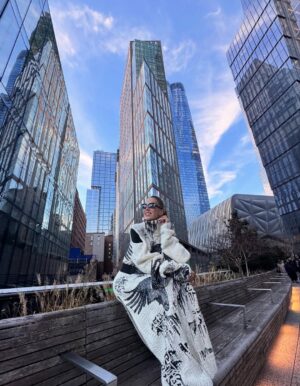 Alejandra Azcárate Instagram - Nueva York y yo hemos tenido una relación de severos altibajos. He pasado de la fascinación al fastidio y del encantamiento al asco de un viaje a otro. Es una ciudad que al igual que la vida, me ha parado al borde de los extremos. Tuve la oportunidad de venir siendo niña y puberta a pasar varias vacaciones, luego la visité durante mi época universitaria en Boston, regresé más adelante con familia y amigos por ocio, también por trabajo e incluso por negocio ya que aquí solía comprar gran parte de la ropa que vendía en mi inolvidable almacén llamado “Cuchitril”. No siendo suficiente, me trajeron de HBO elegida como imagen de la moda latinoamericana al lanzamiento de la nueva versión de “Sex and the City” y para rematar he tenido la fortuna de haber llenado aquí teatros con mis monólogos. Sin embargo la última vez me fui defraudada por la dejadez, la suciedad y la invasión de ratas. Tuve que caminar entre muchas de ellas para llegar hasta mi hotel en Soho y lo que parecía de lejos una jauría de pequeños perros ante la luz de los faroles en ambos andenes, resultó ser una comarca de asquerosos roedores que me pusieron a prueba frente al repudio. No quise volver, di por cerrado mi vínculo y cancelé toda opción de regreso. Sin embargo este año mis productores me propusieron hacer de nuevo una función aquí y aunque acepté con cierta reticencia, terminó siendo un gran acierto no solo por los excelentes resultados laborales sino por la apertura a nueva experiencia. Pasear cogida de la mano de mi amor, reírme en medio del caos, comprar ropa de diseñadores alternativos y emergentes, mirar los rascacielos con asombro y comer en sitios desconocidos, me pareció una justa reconciliación. Vi la ciudad linda, luminosa, divertida y única. Al parecer hay que volver al mismo sitio para darse cuenta cuánto ha cambiado uno porque aunque ella sigue siendo la misma, yo no. Se acabó el tiempo gris y volvió la belleza. Hicimos las paces y lo que me permitió establecer el reencuentro, sin duda fue la compañía. No hay viaje más maravilloso que el que se hace con quien se quiere. Aplica para todos los aspectos de la vida. 
Pd: No vi ni un solo ratón. 
•
Saco/vestido @cubel_official