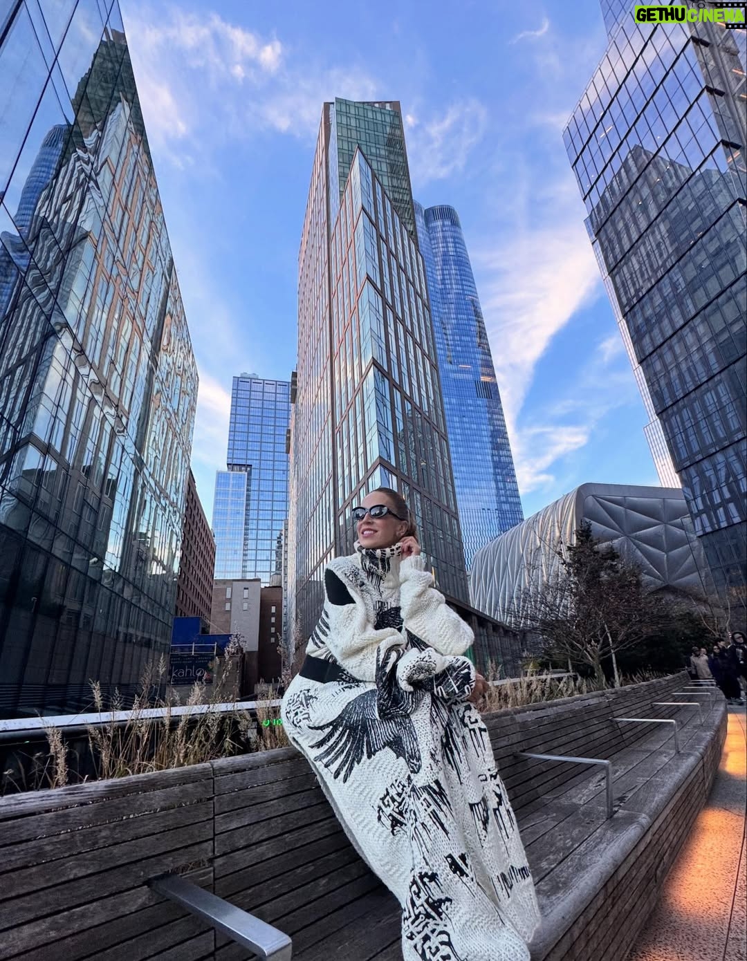 Alejandra Azcárate - 3 Likes - Nueva York y yo hemos tenido una relación de severos altibajos. He pasado de la fascinación al fastidio y del encantamiento al asco de un viaje a otro. Es una ciudad que al igual que la vida, me ha parado al borde de los extremos. Tuve la oportunidad de venir siendo niña y puberta a pasar varias vacaciones, luego la visité durante mi época universitaria en Boston, regresé más adelante con familia y amigos por ocio, también por trabajo e incluso por negocio ya que aquí solía comprar gran parte de la ropa que vendía en mi inolvidable almacén llamado “Cuchitril”. No siendo suficiente, me trajeron de HBO elegida como imagen de la moda latinoamericana al lanzamiento de la nueva versión de “Sex and the City” y para rematar he tenido la fortuna de haber llenado aquí teatros con mis monólogos. Sin embargo la última vez me fui defraudada por la dejadez, la suciedad y la invasión de ratas. Tuve que caminar entre muchas de ellas para llegar hasta mi hotel en Soho y lo que parecía de lejos una jauría de pequeños perros ante la luz de los faroles en ambos andenes, resultó ser una comarca de asquerosos roedores que me pusieron a prueba frente al repudio. No quise volver, di por cerrado mi vínculo y cancelé toda opción de regreso. Sin embargo este año mis productores me propusieron hacer de nuevo una función aquí y aunque acepté con cierta reticencia, terminó siendo un gran acierto no solo por los excelentes resultados laborales sino por la apertura a nueva experiencia. Pasear cogida de la mano de mi amor, reírme en medio del caos, comprar ropa de diseñadores alternativos y emergentes, mirar los rascacielos con asombro y comer en sitios desconocidos, me pareció una justa reconciliación. Vi la ciudad linda, luminosa, divertida y única. Al parecer hay que volver al mismo sitio para darse cuenta cuánto ha cambiado uno porque aunque ella sigue siendo la misma, yo no. Se acabó el tiempo gris y volvió la belleza. Hicimos las paces y lo que me permitió establecer el reencuentro, sin duda fue la compañía. No hay viaje más maravilloso que el que se hace con quien se quiere. Aplica para todos los aspectos de la vida. 
Pd: No vi ni un solo ratón. 
•
Saco/vestido @cubel_official