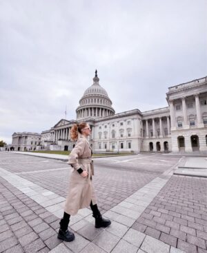 Alejandra Azcárate Instagram - Otoño en Washington, función repleta y hojas amarillas. 
•
•
Abrigo y gafas @studiofcolombia