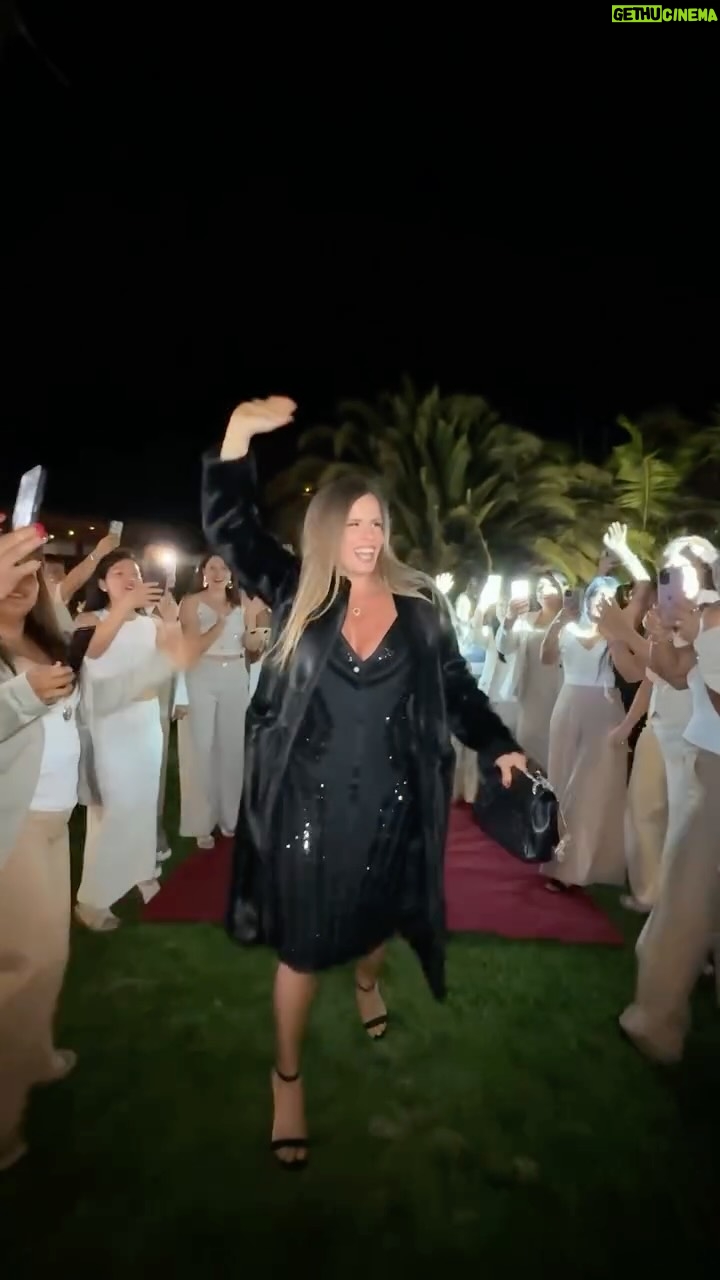 Alejandra Baigorria - 86.6K Likes - ✨ Hoy celebramos un momento increíble junto a todo mi equipo… Team AB 💛
Mientras los veo aquí, festejando conmigo, no puedo evitar pensar en todo lo que nos costó llegar hasta aquí. Nadie sabe realmente lo que hay detrás: las dudas, los días difíciles, las caídas… pero nunca nos rendimos.

Este Team Elite no es solo mío, es nuestro. La prueba de que, cuando uno insiste, cuando se cae y se levanta una y otra vez… las cosas llegan. 🙌

Gracias infinitas a @villa.loka por darnos el lugar perfecto para celebrar este momento tan especial. 💛✨

#alejandrabaigorria #teamelite #nuskin #celebracion