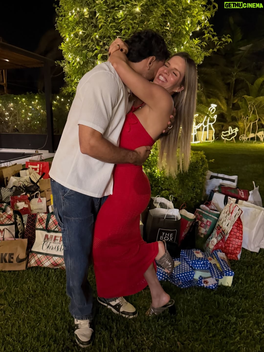 Alejandra Baigorria - 71.6K Likes - ✨🎄 Feliz Navidad.
Agradecida por todo lo vivido, por lo aprendido y por todo lo hermoso que aún está por venir.
Que nunca nos falten sueños, fe y ganas de ir por más. 🤍✨