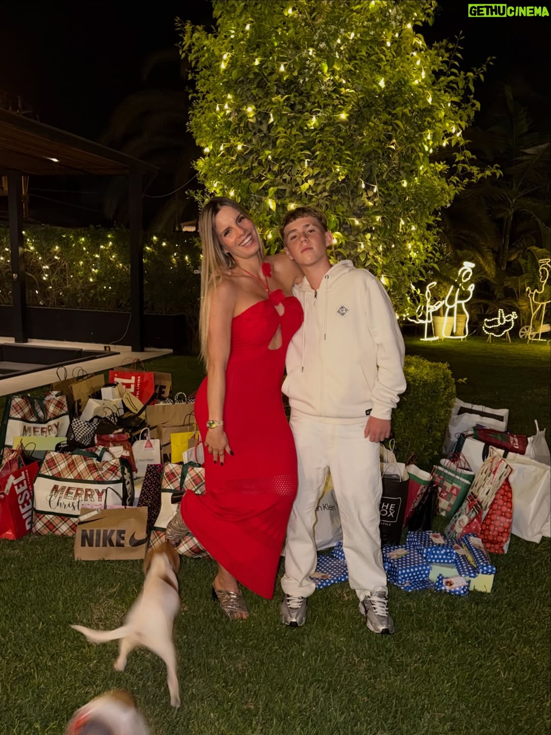 Alejandra Baigorria - 71.6K Likes - ✨🎄 Feliz Navidad.
Agradecida por todo lo vivido, por lo aprendido y por todo lo hermoso que aún está por venir.
Que nunca nos falten sueños, fe y ganas de ir por más. 🤍✨