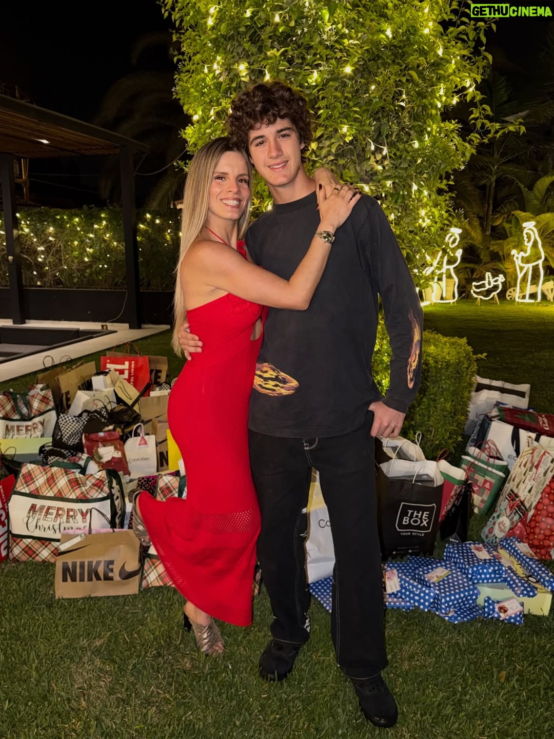 Alejandra Baigorria - 71.6K Likes - ✨🎄 Feliz Navidad.
Agradecida por todo lo vivido, por lo aprendido y por todo lo hermoso que aún está por venir.
Que nunca nos falten sueños, fe y ganas de ir por más. 🤍✨
