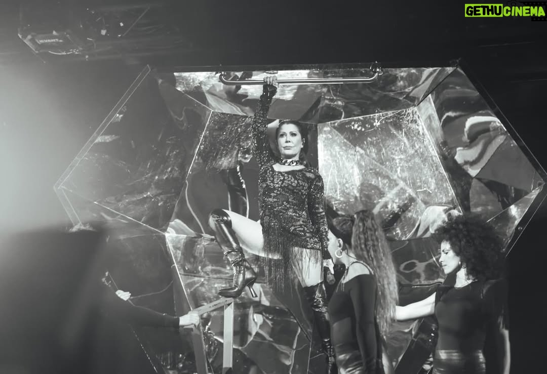 Alejandra Guzmán - 8.5K Likes - Lo veo y sí lo creo mis rockeros de Monterrey 🔥

Que hermosa noche llena de energía en la @arenamtyoficial Gracias por este nuevo #SoldOut del Brilla Tour. 

Los amo 💋 ⛰️🤠