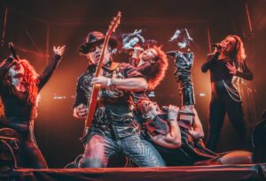 Alejandra Guzmán Instagram - Lo veo y sí lo creo mis rockeros de Monterrey 🔥

Que hermosa noche llena de energía en la @arenamtyoficial Gracias por este nuevo #SoldOut del Brilla Tour. 

Los amo 💋 ⛰️🤠