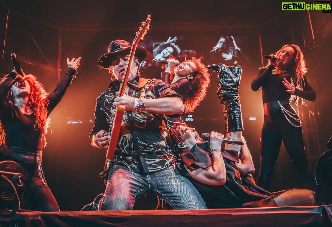 Alejandra Guzmán - 8.5K Likes - Lo veo y sí lo creo mis rockeros de Monterrey 🔥

Que hermosa noche llena de energía en la @arenamtyoficial Gracias por este nuevo #SoldOut del Brilla Tour. 

Los amo 💋 ⛰️🤠