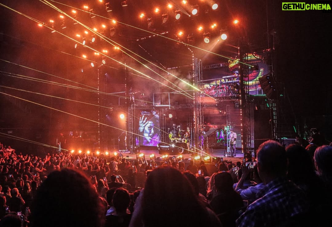 Alejandra Guzmán - 8.5K Likes - Lo veo y sí lo creo mis rockeros de Monterrey 🔥

Que hermosa noche llena de energía en la @arenamtyoficial Gracias por este nuevo #SoldOut del Brilla Tour. 

Los amo 💋 ⛰️🤠