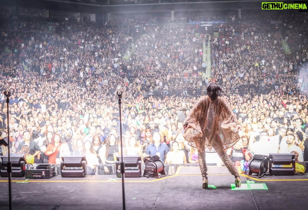 Alejandra Guzmán - 8.5K Likes - Lo veo y sí lo creo mis rockeros de Monterrey 🔥

Que hermosa noche llena de energía en la @arenamtyoficial Gracias por este nuevo #SoldOut del Brilla Tour. 

Los amo 💋 ⛰️🤠