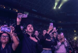 Alejandra Guzmán Instagram - Lo veo y sí lo creo mis rockeros de Monterrey 🔥

Que hermosa noche llena de energía en la @arenamtyoficial Gracias por este nuevo #SoldOut del Brilla Tour. 

Los amo 💋 ⛰️🤠