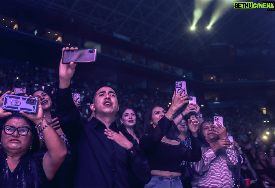 Alejandra Guzmán - 8.5K Likes - Lo veo y sí lo creo mis rockeros de Monterrey 🔥

Que hermosa noche llena de energía en la @arenamtyoficial Gracias por este nuevo #SoldOut del Brilla Tour. 

Los amo 💋 ⛰️🤠