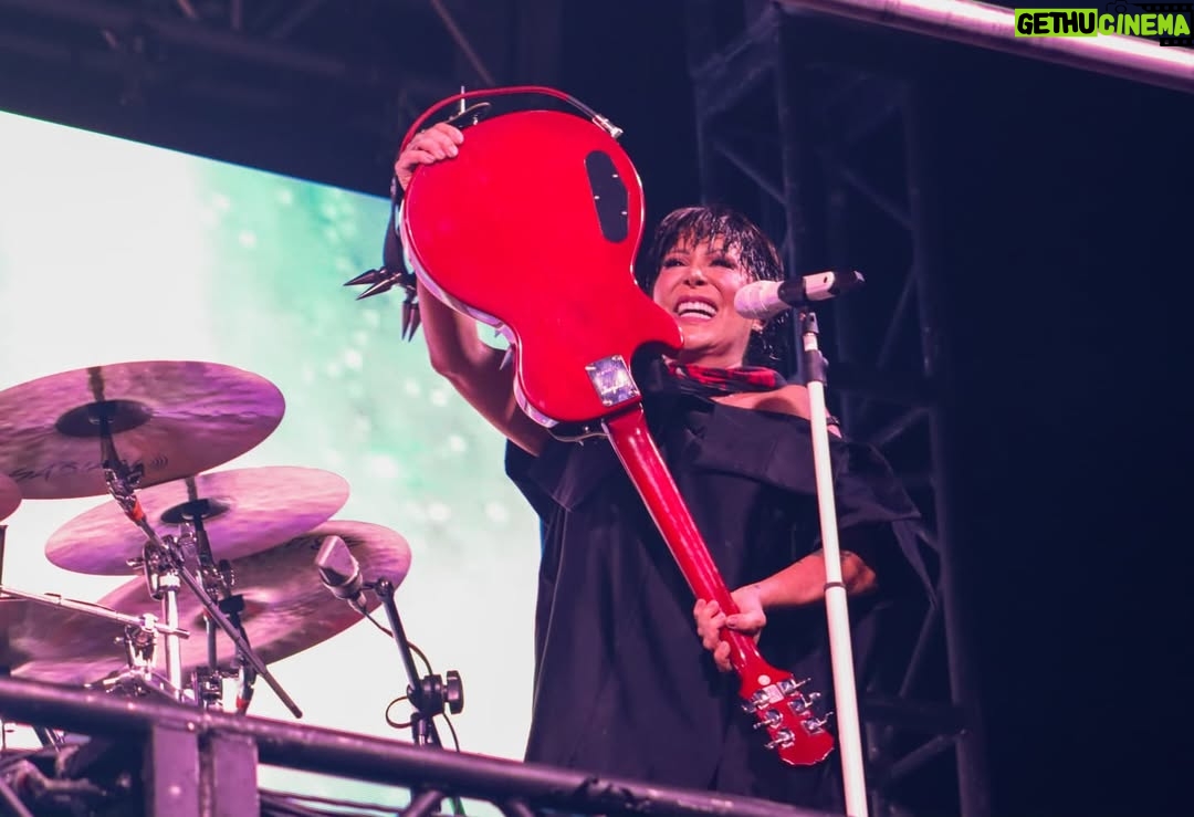 Alejandra Guzmán - 8.5K Likes - Lo veo y sí lo creo mis rockeros de Monterrey 🔥

Que hermosa noche llena de energía en la @arenamtyoficial Gracias por este nuevo #SoldOut del Brilla Tour. 

Los amo 💋 ⛰️🤠