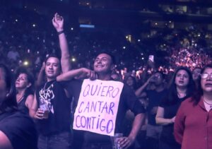 Alejandra Guzmán Instagram - Lo veo y sí lo creo mis rockeros de Monterrey 🔥

Que hermosa noche llena de energía en la @arenamtyoficial Gracias por este nuevo #SoldOut del Brilla Tour. 

Los amo 💋 ⛰️🤠