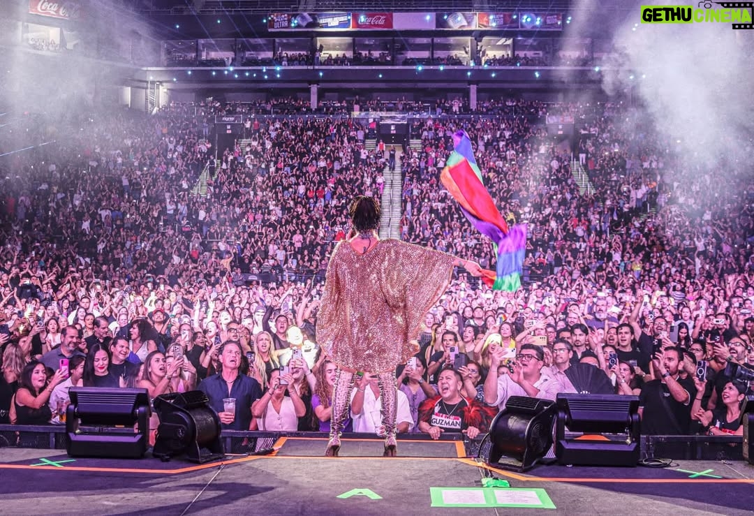 Alejandra Guzmán - 8.5K Likes - Lo veo y sí lo creo mis rockeros de Monterrey 🔥

Que hermosa noche llena de energía en la @arenamtyoficial Gracias por este nuevo #SoldOut del Brilla Tour. 

Los amo 💋 ⛰️🤠