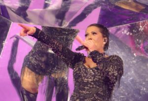 Alejandra Guzmán Instagram - Lo veo y sí lo creo mis rockeros de Monterrey 🔥

Que hermosa noche llena de energía en la @arenamtyoficial Gracias por este nuevo #SoldOut del Brilla Tour. 

Los amo 💋 ⛰️🤠