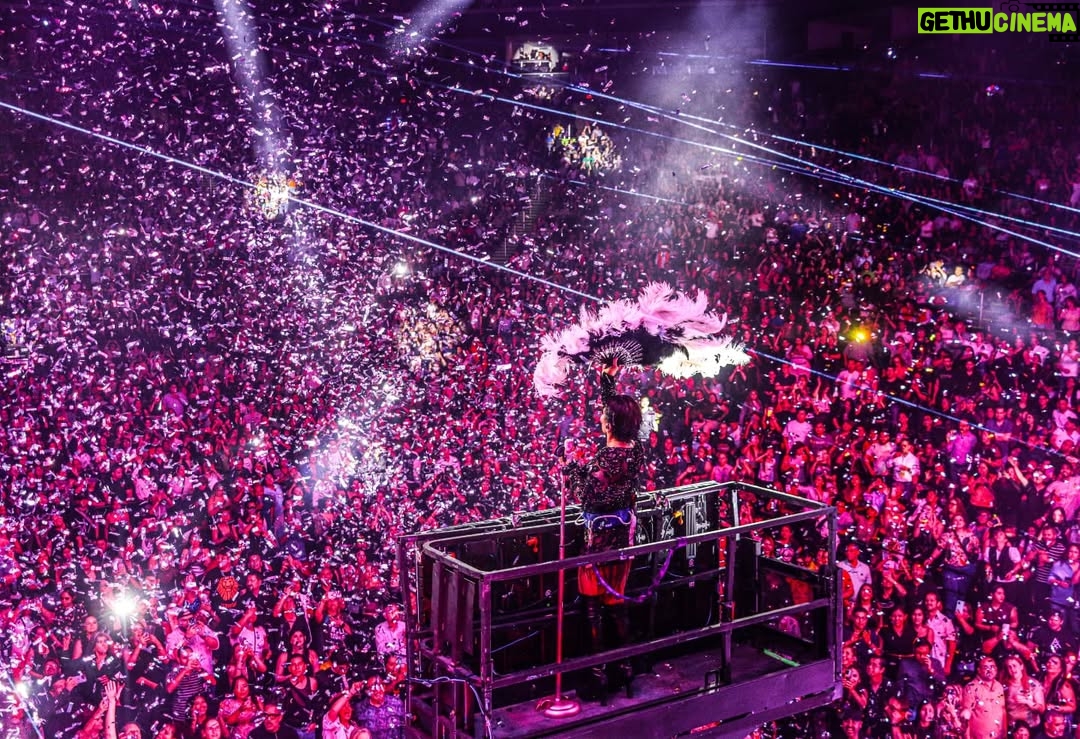 Alejandra Guzmán - 8.5K Likes - Lo veo y sí lo creo mis rockeros de Monterrey 🔥

Que hermosa noche llena de energía en la @arenamtyoficial Gracias por este nuevo #SoldOut del Brilla Tour. 

Los amo 💋 ⛰️🤠