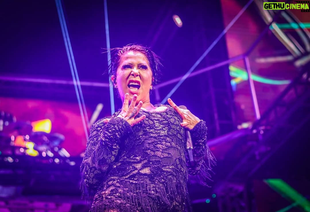 Alejandra Guzmán - 8.5K Likes - Lo veo y sí lo creo mis rockeros de Monterrey 🔥

Que hermosa noche llena de energía en la @arenamtyoficial Gracias por este nuevo #SoldOut del Brilla Tour. 

Los amo 💋 ⛰️🤠
