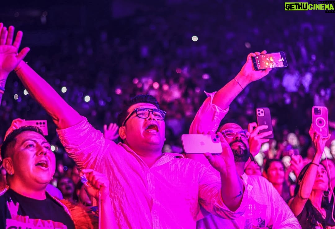Alejandra Guzmán - 8.5K Likes - Lo veo y sí lo creo mis rockeros de Monterrey 🔥

Que hermosa noche llena de energía en la @arenamtyoficial Gracias por este nuevo #SoldOut del Brilla Tour. 

Los amo 💋 ⛰️🤠