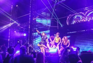 Alejandra Guzmán Instagram - Lo veo y sí lo creo mis rockeros de Monterrey 🔥

Que hermosa noche llena de energía en la @arenamtyoficial Gracias por este nuevo #SoldOut del Brilla Tour. 

Los amo 💋 ⛰️🤠
