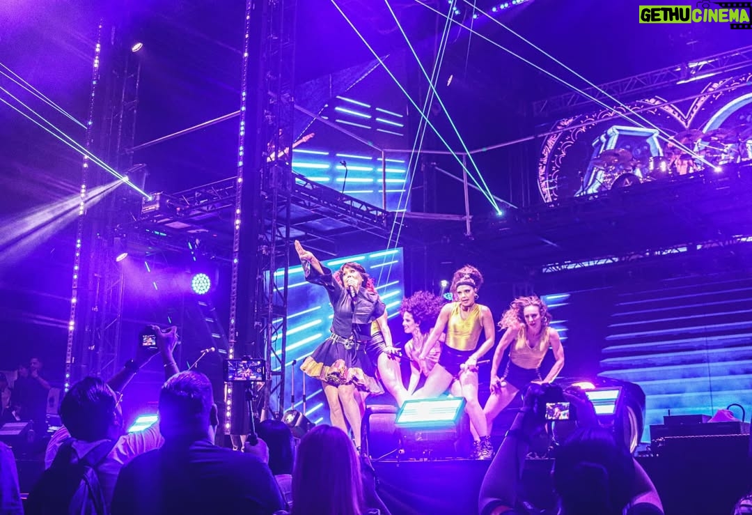 Alejandra Guzmán - 8.5K Likes - Lo veo y sí lo creo mis rockeros de Monterrey 🔥

Que hermosa noche llena de energía en la @arenamtyoficial Gracias por este nuevo #SoldOut del Brilla Tour. 

Los amo 💋 ⛰️🤠