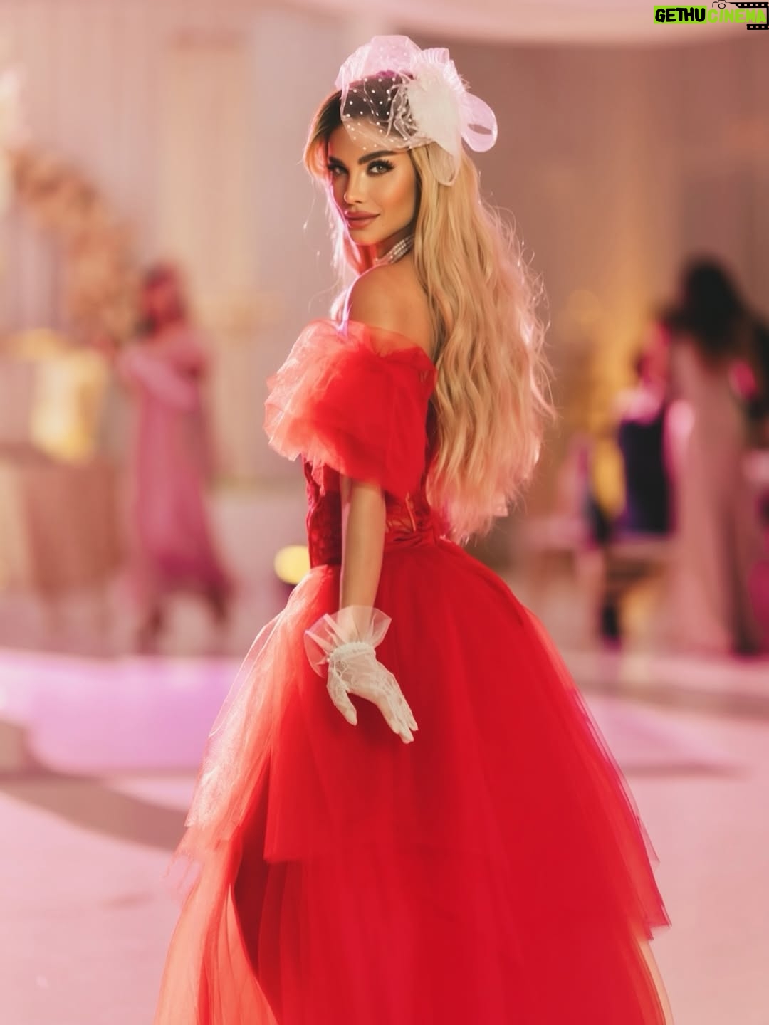 Aleska Génesis - 59.7K Likes - Una noche digna de la alta sociedad. Celebrando el cumpleaños de @carlosadyan al más puro estilo Bridgerton, donde la elegancia, el romance y el drama de época se encontraron 🤍

Gracias a @otaymazerpadesigns @paolacappa por este diseño majestuoso que me hizo sentir parte de la realeza ✨

📸 @leandromfoto
