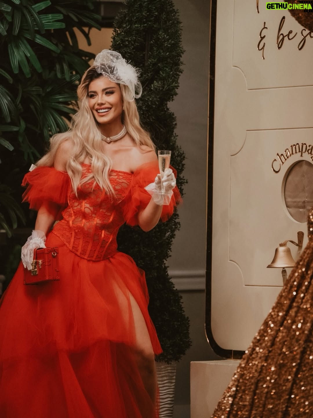 Aleska Génesis - 59.7K Likes - Una noche digna de la alta sociedad. Celebrando el cumpleaños de @carlosadyan al más puro estilo Bridgerton, donde la elegancia, el romance y el drama de época se encontraron 🤍

Gracias a @otaymazerpadesigns @paolacappa por este diseño majestuoso que me hizo sentir parte de la realeza ✨

📸 @leandromfoto