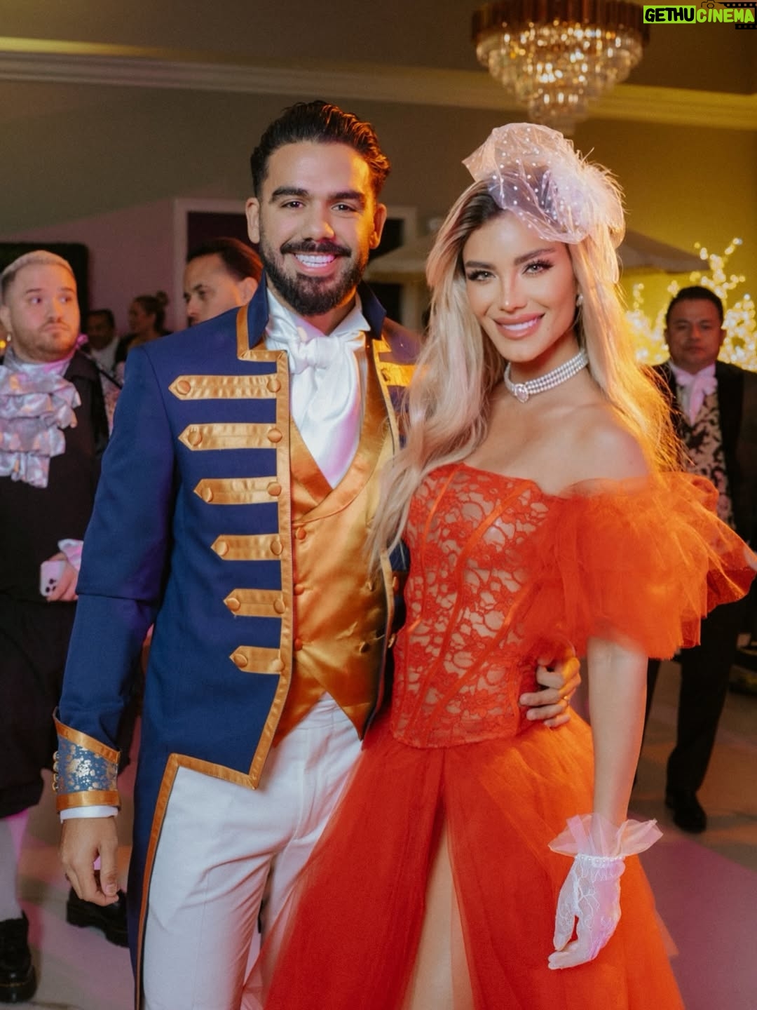 Aleska Génesis - 59.7K Likes - Una noche digna de la alta sociedad. Celebrando el cumpleaños de @carlosadyan al más puro estilo Bridgerton, donde la elegancia, el romance y el drama de época se encontraron 🤍

Gracias a @otaymazerpadesigns @paolacappa por este diseño majestuoso que me hizo sentir parte de la realeza ✨

📸 @leandromfoto