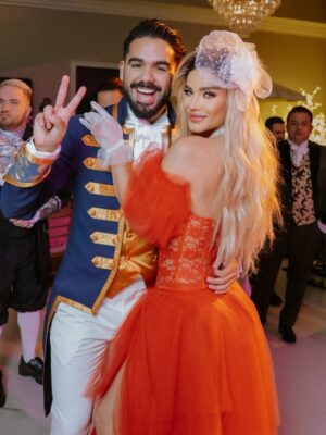 Aleska Génesis Instagram - Una noche digna de la alta sociedad. Celebrando el cumpleaños de @carlosadyan al más puro estilo Bridgerton, donde la elegancia, el romance y el drama de época se encontraron 🤍
Gracias a @otaymazerpadesigns @paolacappa por este diseño majestuoso que me hizo sentir parte de la realeza ✨
📸 @leandromfoto
