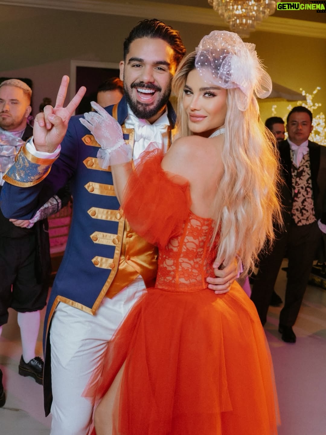Aleska Génesis - 59.7K Likes - Una noche digna de la alta sociedad. Celebrando el cumpleaños de @carlosadyan al más puro estilo Bridgerton, donde la elegancia, el romance y el drama de época se encontraron 🤍

Gracias a @otaymazerpadesigns @paolacappa por este diseño majestuoso que me hizo sentir parte de la realeza ✨

📸 @leandromfoto