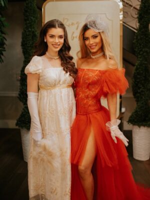 Aleska Génesis Instagram - Una noche digna de la alta sociedad. Celebrando el cumpleaños de @carlosadyan al más puro estilo Bridgerton, donde la elegancia, el romance y el drama de época se encontraron 🤍
Gracias a @otaymazerpadesigns @paolacappa por este diseño majestuoso que me hizo sentir parte de la realeza ✨
📸 @leandromfoto