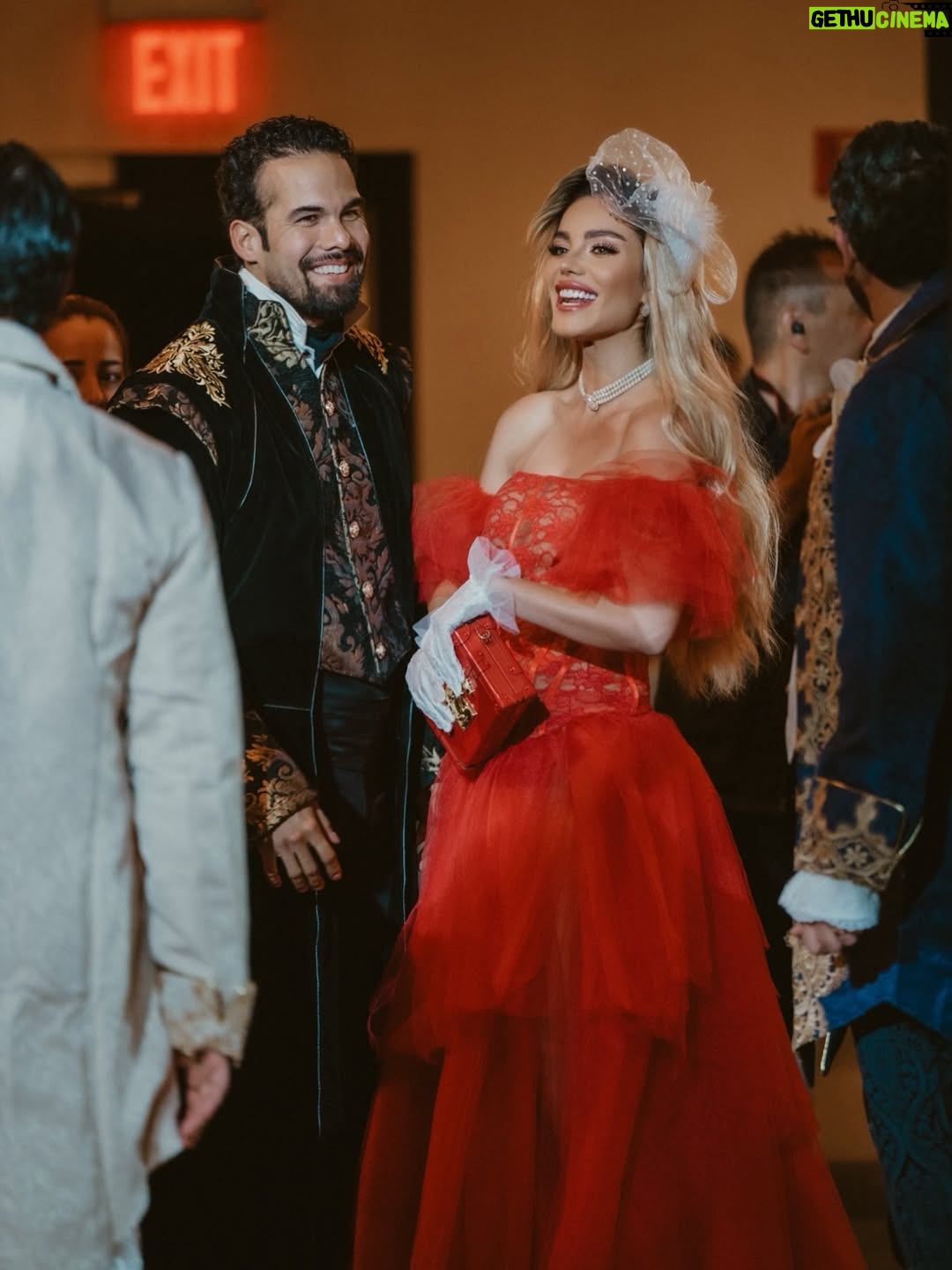 Aleska Génesis - 59.7K Likes - Una noche digna de la alta sociedad. Celebrando el cumpleaños de @carlosadyan al más puro estilo Bridgerton, donde la elegancia, el romance y el drama de época se encontraron 🤍

Gracias a @otaymazerpadesigns @paolacappa por este diseño majestuoso que me hizo sentir parte de la realeza ✨

📸 @leandromfoto