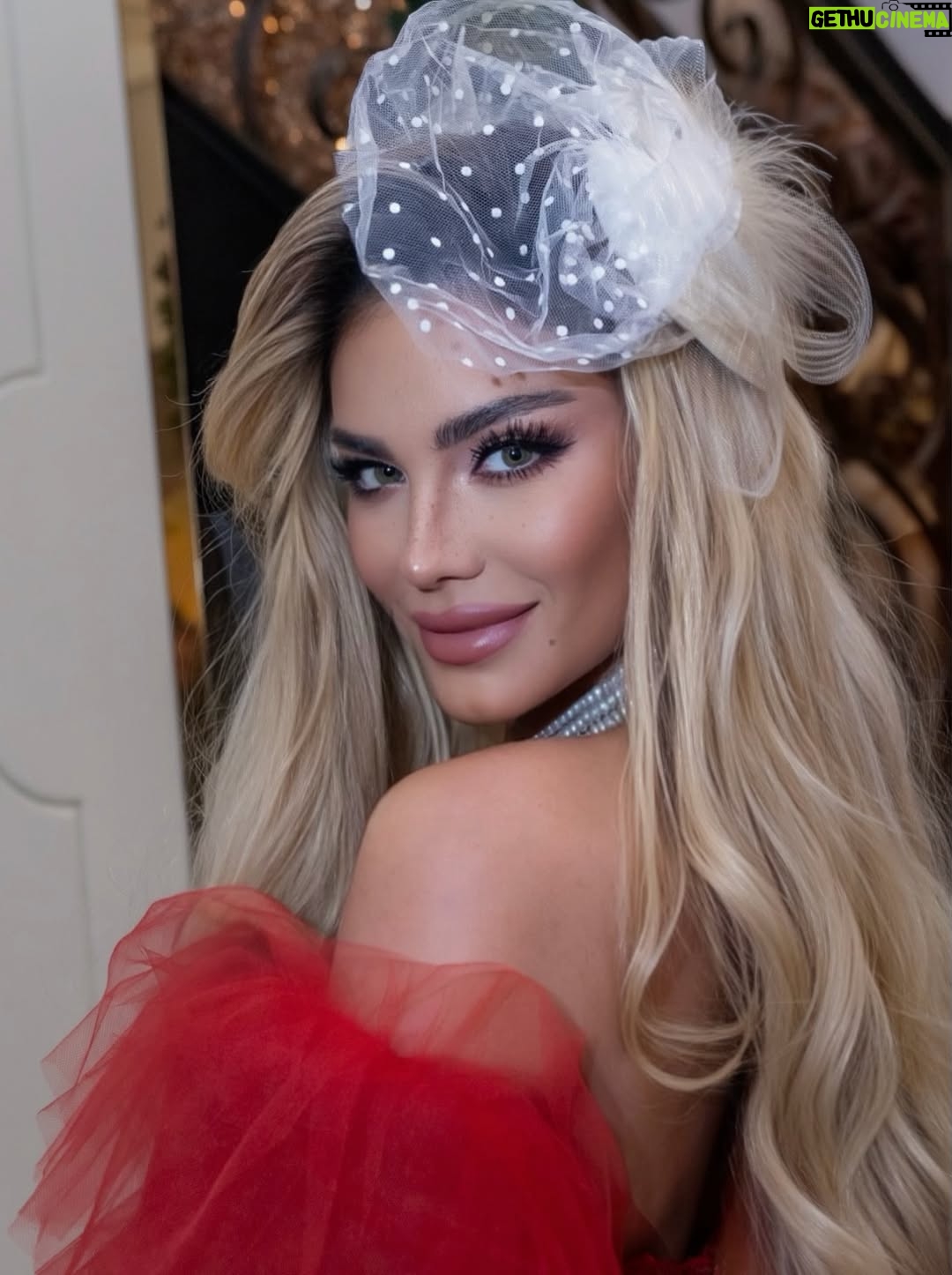 Aleska Génesis - 69.6K Likes - Mírate mírate bien 🍒

Cree en ti y brilla sin miedo … la estrellas más poderosas nacen en la oscuridad ✨

📸 @miamimediaproject 

Hair @joncoiffure ❤️
Outfit @otaymazerpadesigns 🤍