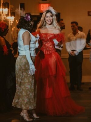 Aleska Génesis Instagram - Una noche digna de la alta sociedad. Celebrando el cumpleaños de @carlosadyan al más puro estilo Bridgerton, donde la elegancia, el romance y el drama de época se encontraron 🤍
Gracias a @otaymazerpadesigns @paolacappa por este diseño majestuoso que me hizo sentir parte de la realeza ✨
📸 @leandromfoto