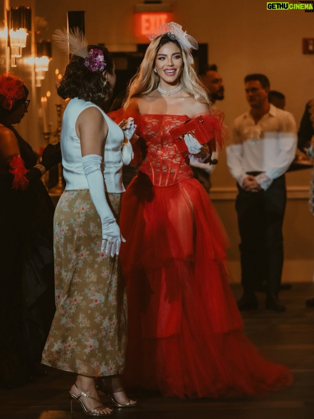 Aleska Génesis - 59.7K Likes - Una noche digna de la alta sociedad. Celebrando el cumpleaños de @carlosadyan al más puro estilo Bridgerton, donde la elegancia, el romance y el drama de época se encontraron 🤍

Gracias a @otaymazerpadesigns @paolacappa por este diseño majestuoso que me hizo sentir parte de la realeza ✨

📸 @leandromfoto