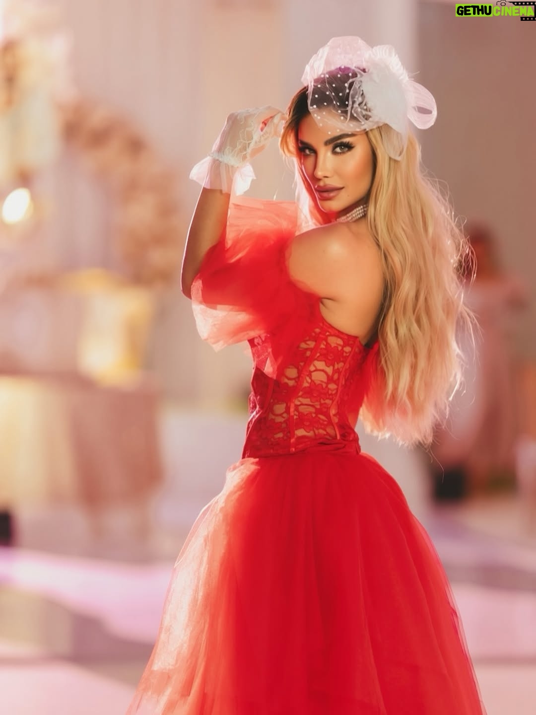 Aleska Génesis - 59.7K Likes - Una noche digna de la alta sociedad. Celebrando el cumpleaños de @carlosadyan al más puro estilo Bridgerton, donde la elegancia, el romance y el drama de época se encontraron 🤍

Gracias a @otaymazerpadesigns @paolacappa por este diseño majestuoso que me hizo sentir parte de la realeza ✨

📸 @leandromfoto