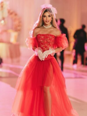 Aleska Génesis Instagram - Una noche digna de la alta sociedad. Celebrando el cumpleaños de @carlosadyan al más puro estilo Bridgerton, donde la elegancia, el romance y el drama de época se encontraron 🤍
Gracias a @otaymazerpadesigns @paolacappa por este diseño majestuoso que me hizo sentir parte de la realeza ✨
📸 @leandromfoto